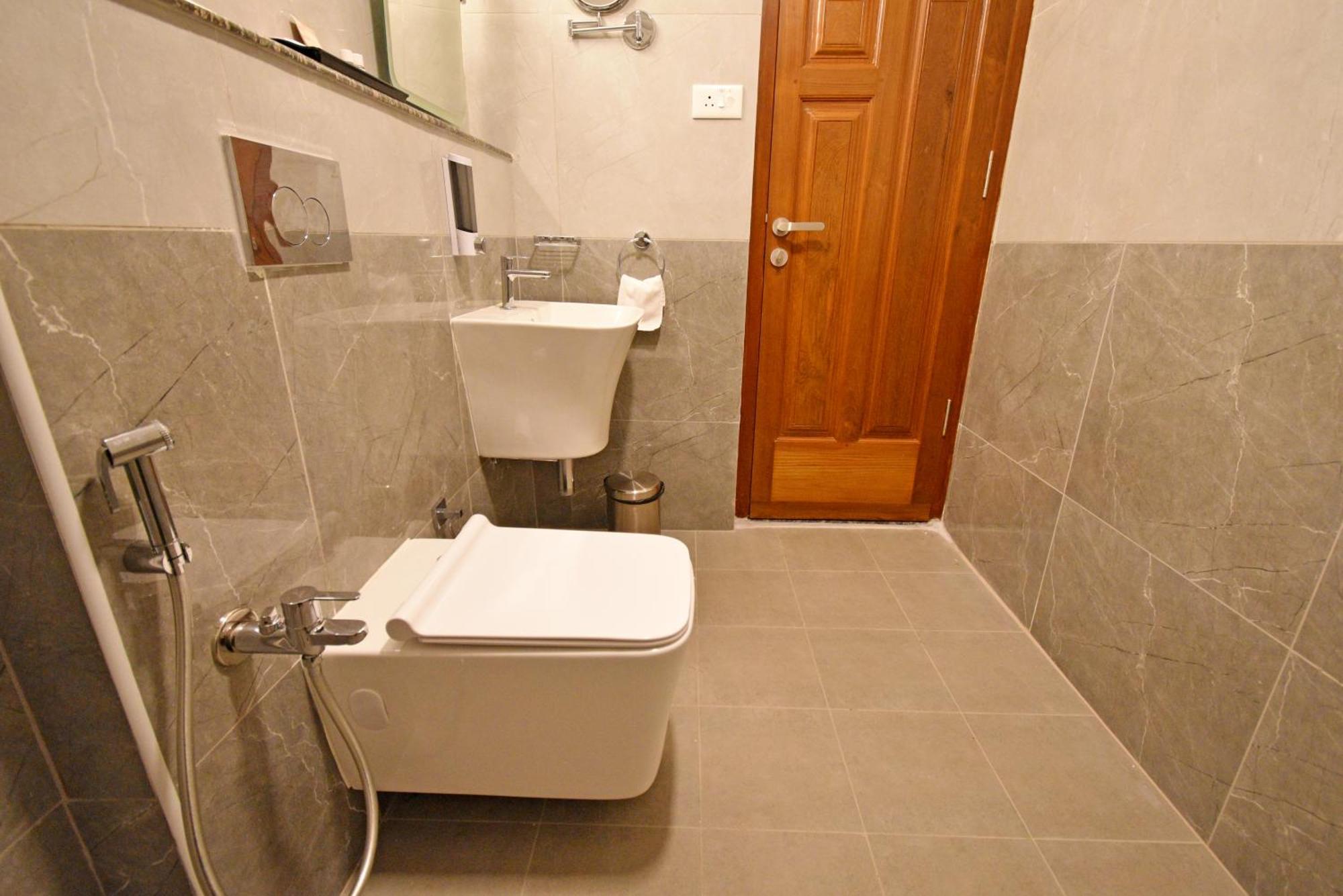 Le Colonial Suites Pondicherry Bagian luar foto