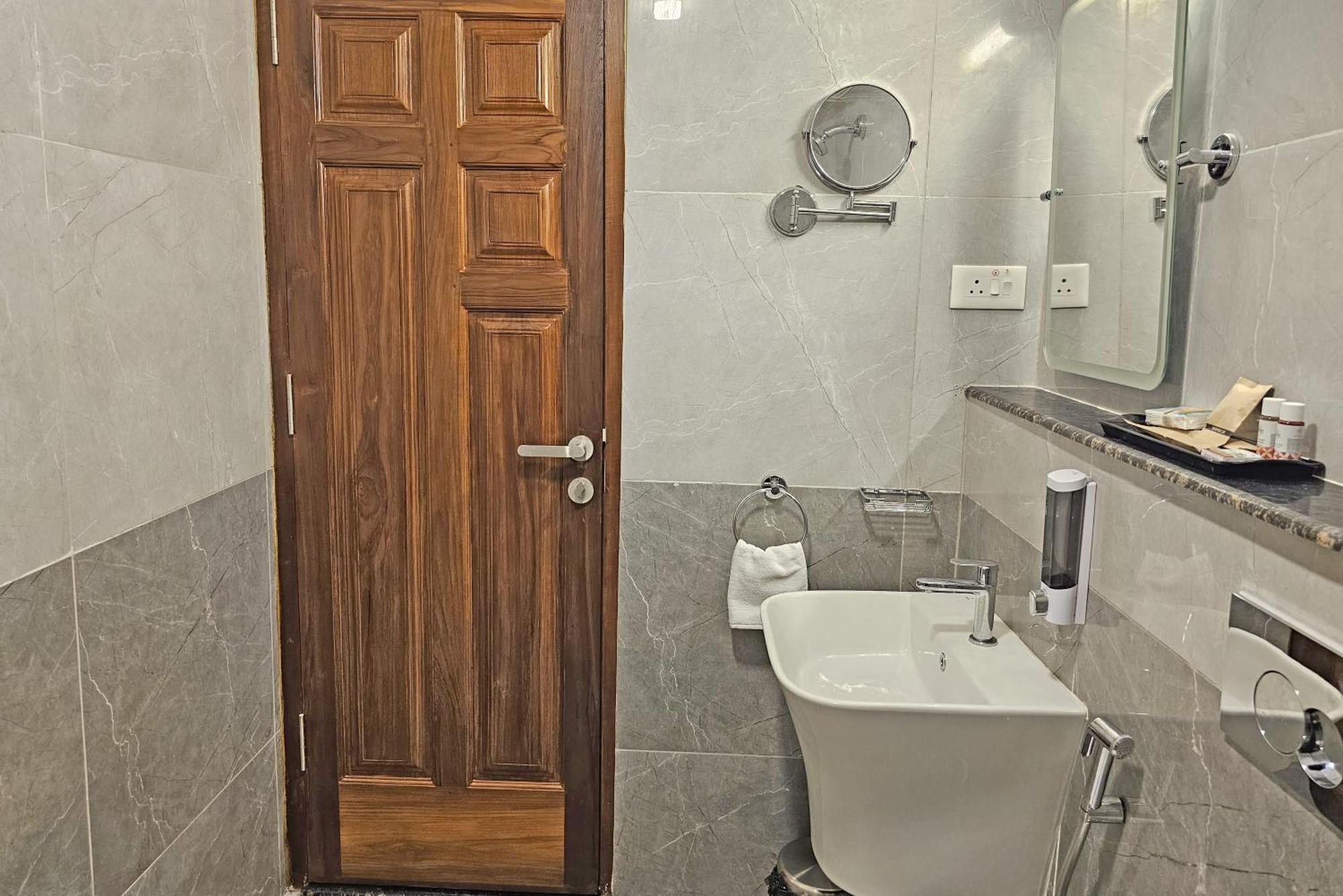 Le Colonial Suites Pondicherry Bagian luar foto