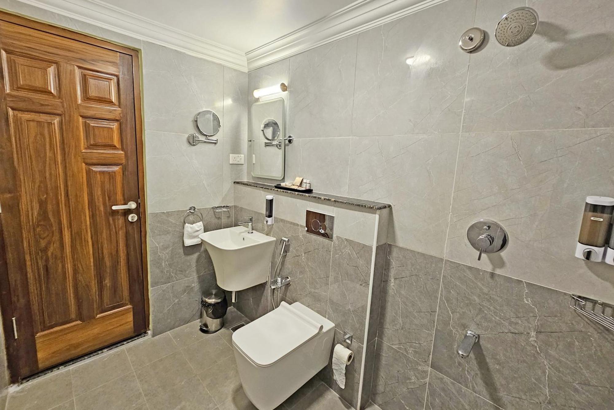 Le Colonial Suites Pondicherry Bagian luar foto