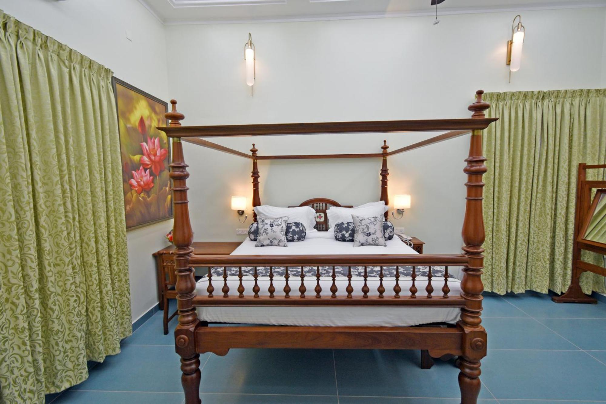 Le Colonial Suites Pondicherry Bagian luar foto