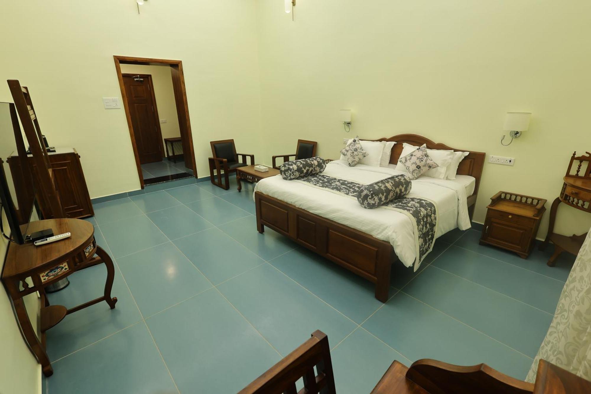 Le Colonial Suites Pondicherry Bagian luar foto