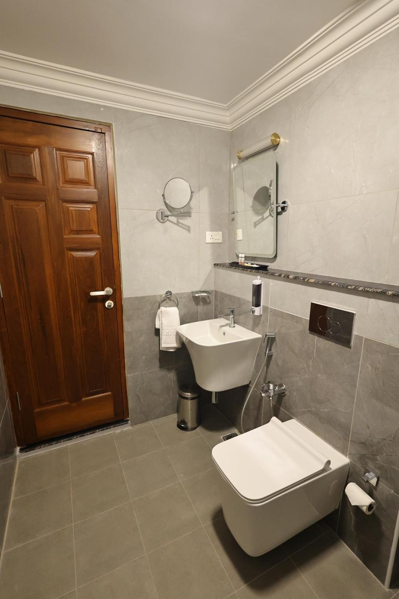 Le Colonial Suites Pondicherry Bagian luar foto