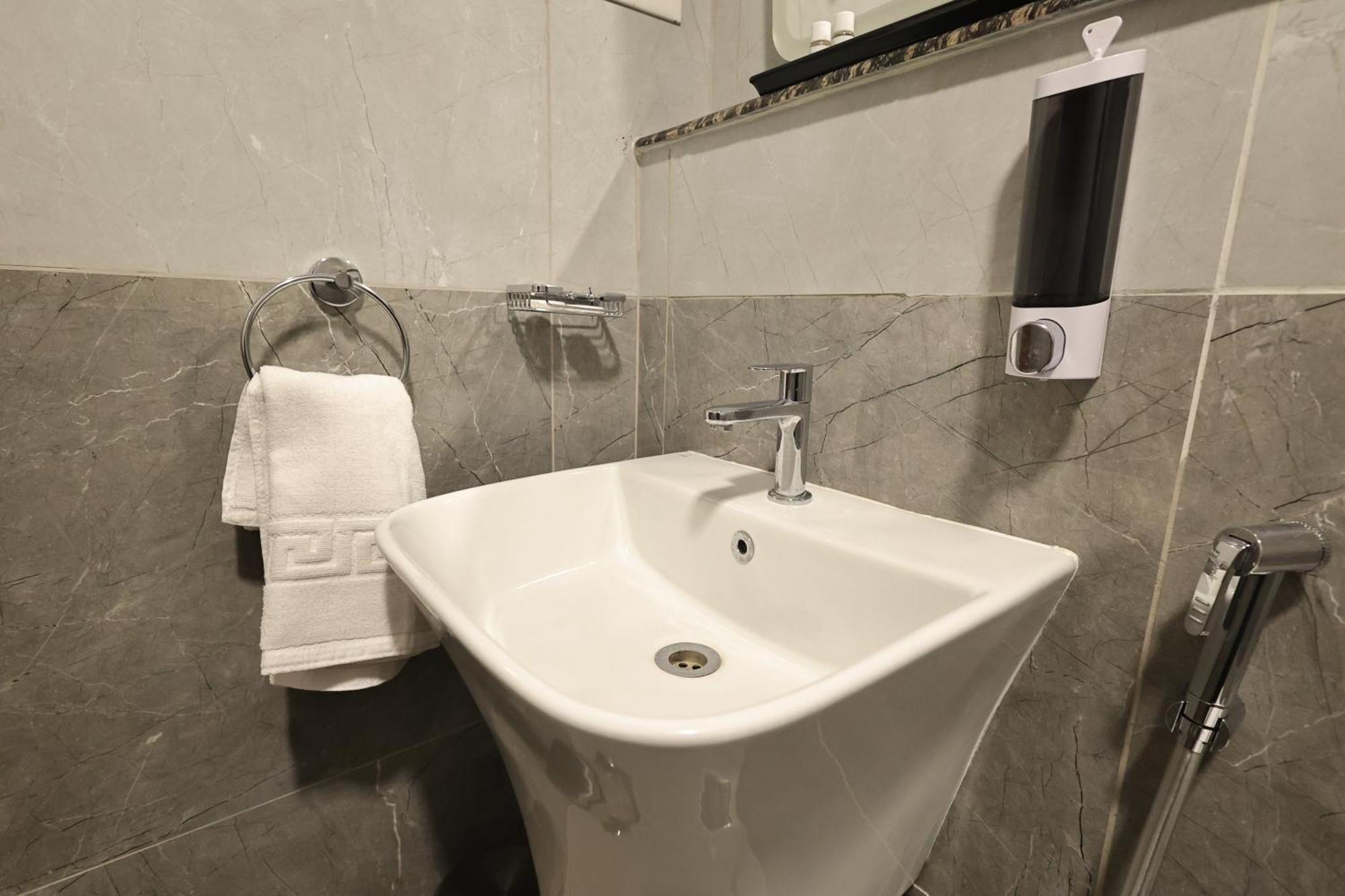 Le Colonial Suites Pondicherry Bagian luar foto