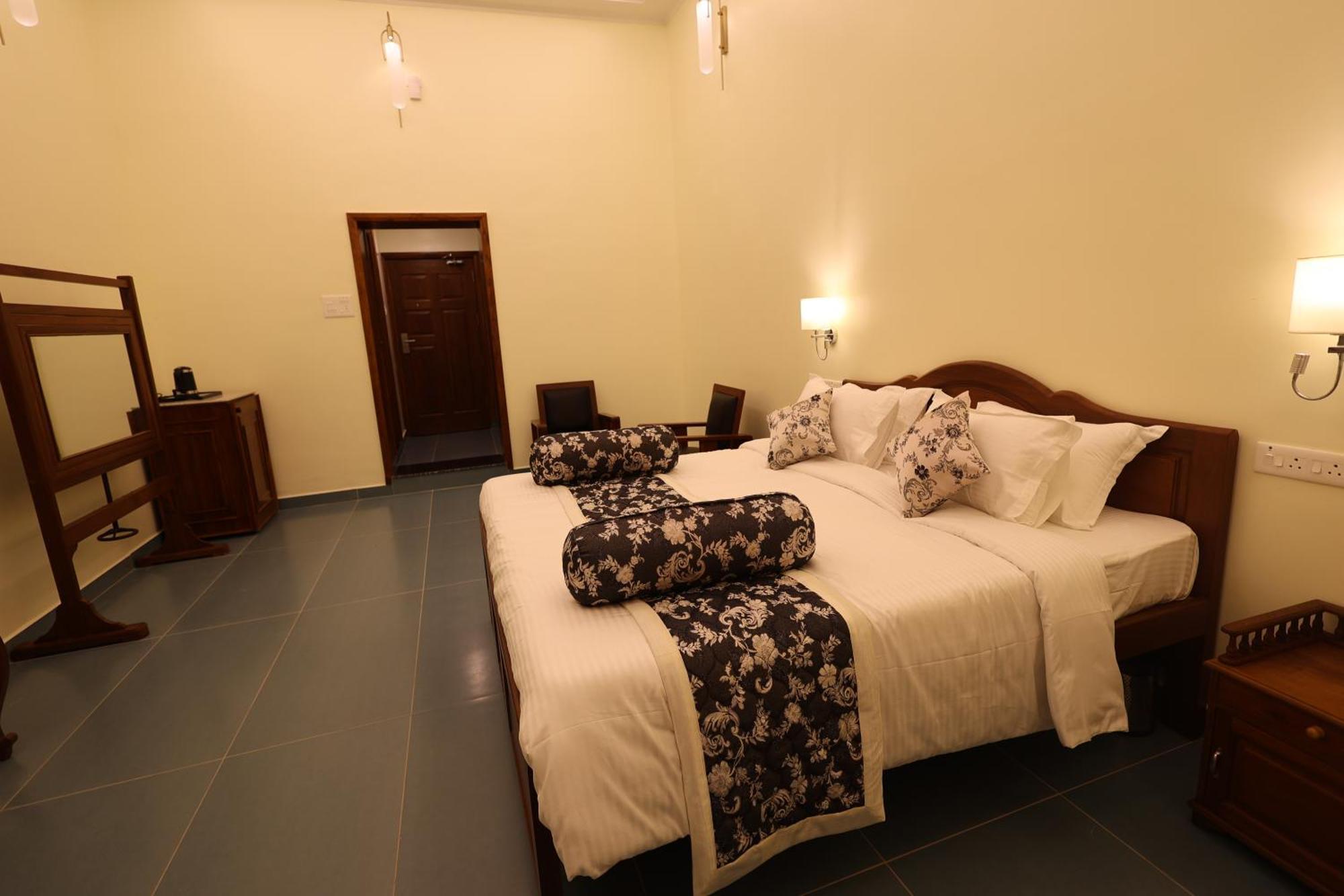 Le Colonial Suites Pondicherry Bagian luar foto