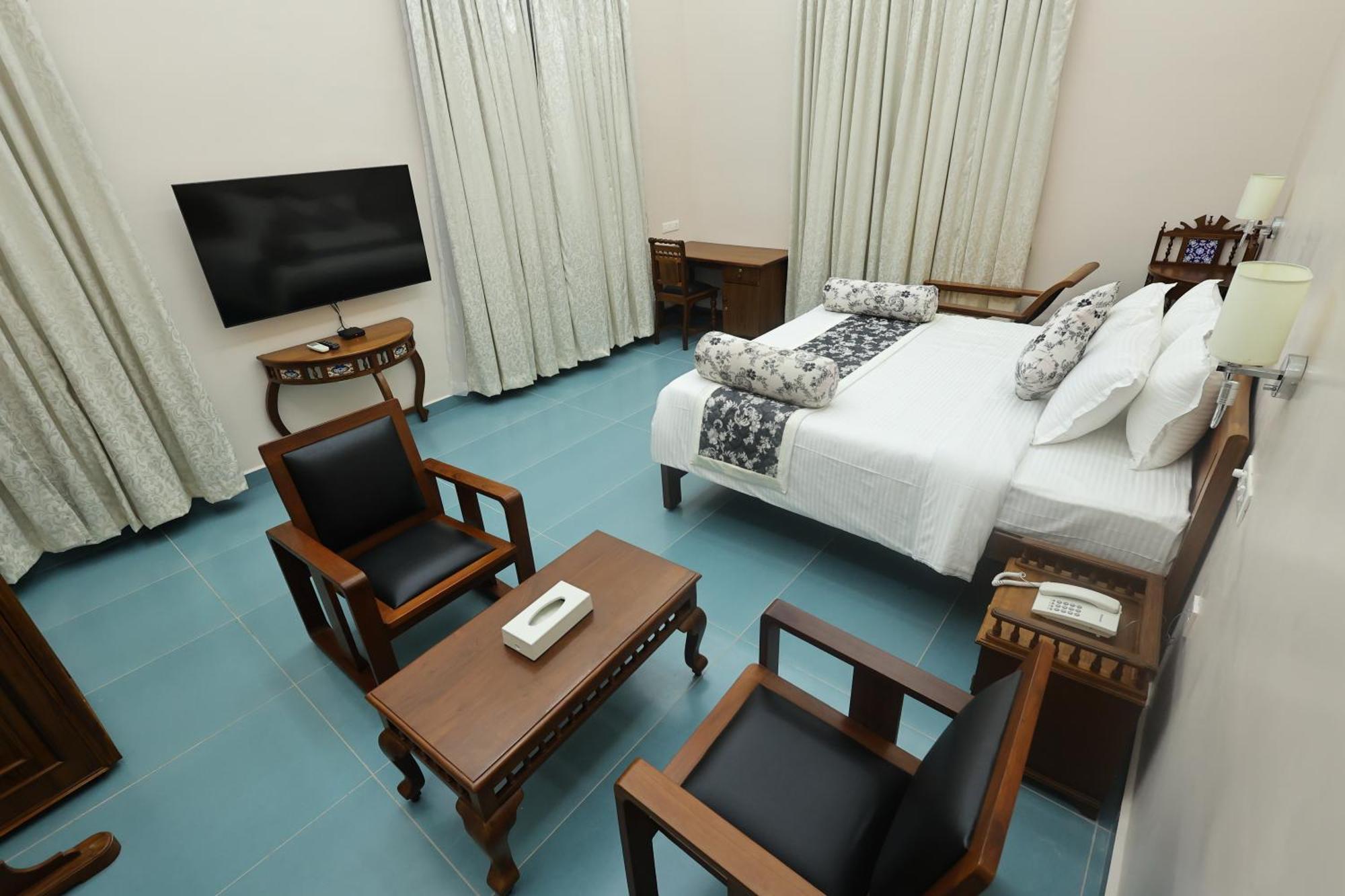 Le Colonial Suites Pondicherry Bagian luar foto