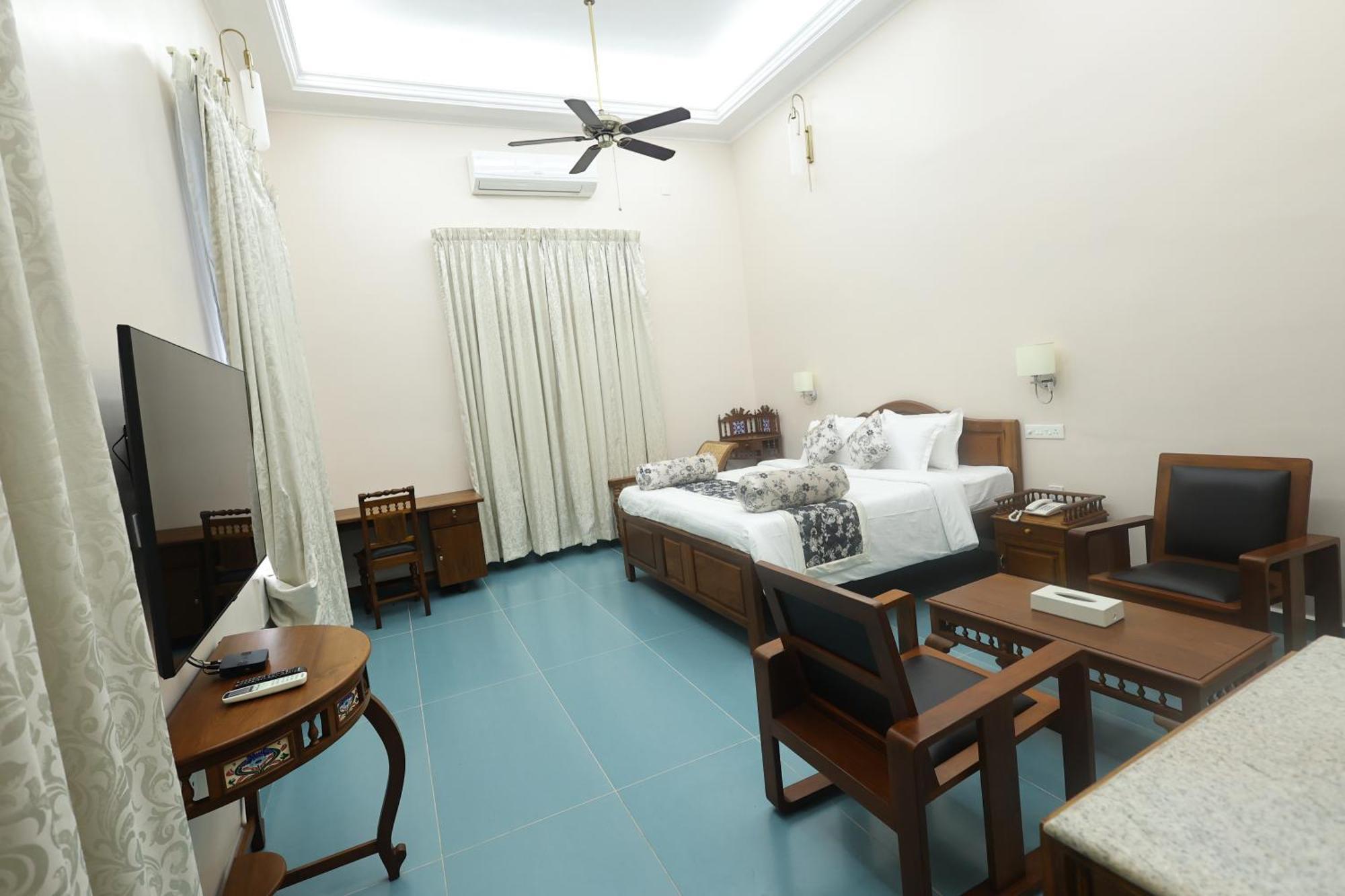Le Colonial Suites Pondicherry Bagian luar foto